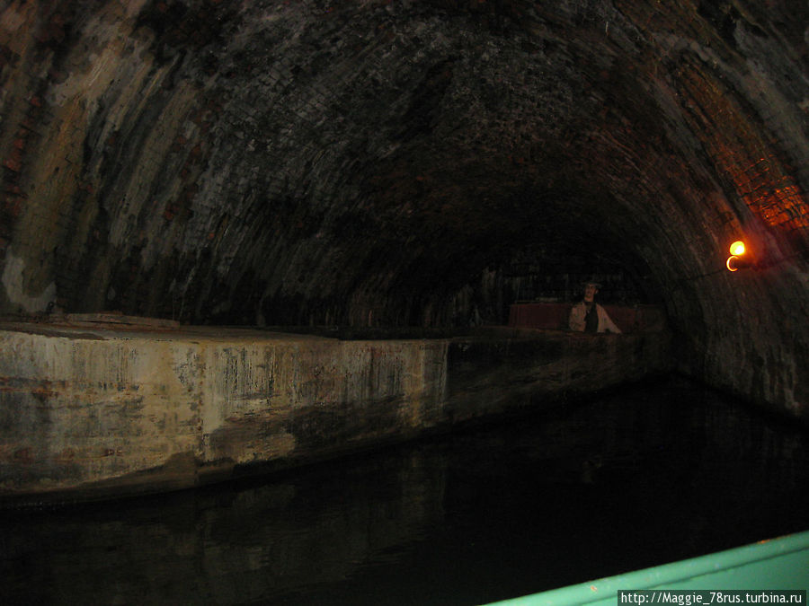 Путешествие по тоннелю канала Дадли Дадли, Великобритания