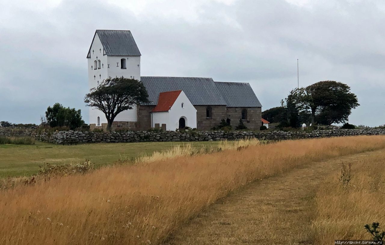 Лютеранская церковь Аггерсборга на высоком берегу Лим-фьорда