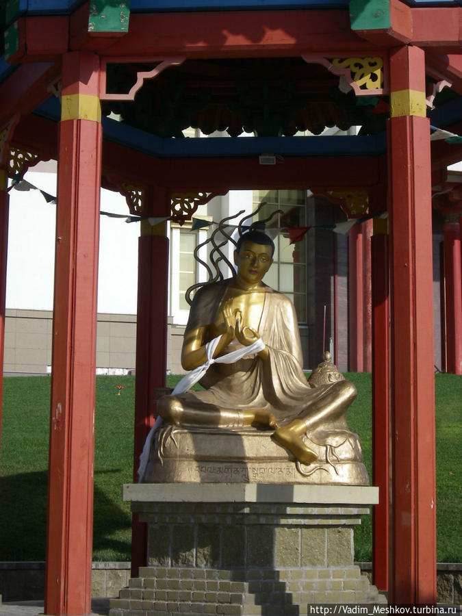 Статуя Будды рядом с хурулом Золотая обитель Будды Шакьямуни Элиста, Россия
