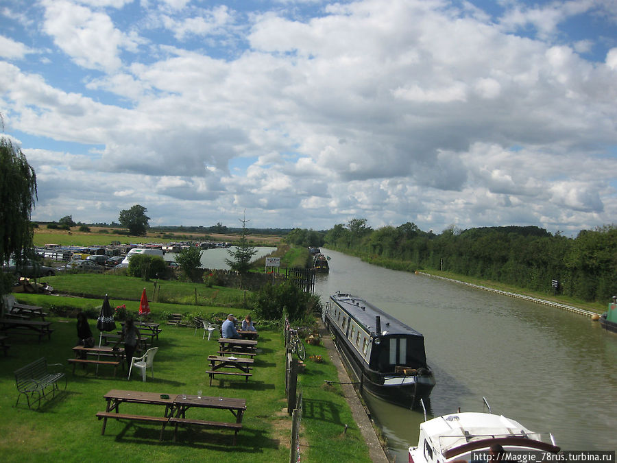 Вид на канал и марину с террасы ресторана Нортхемптон, Великобритания