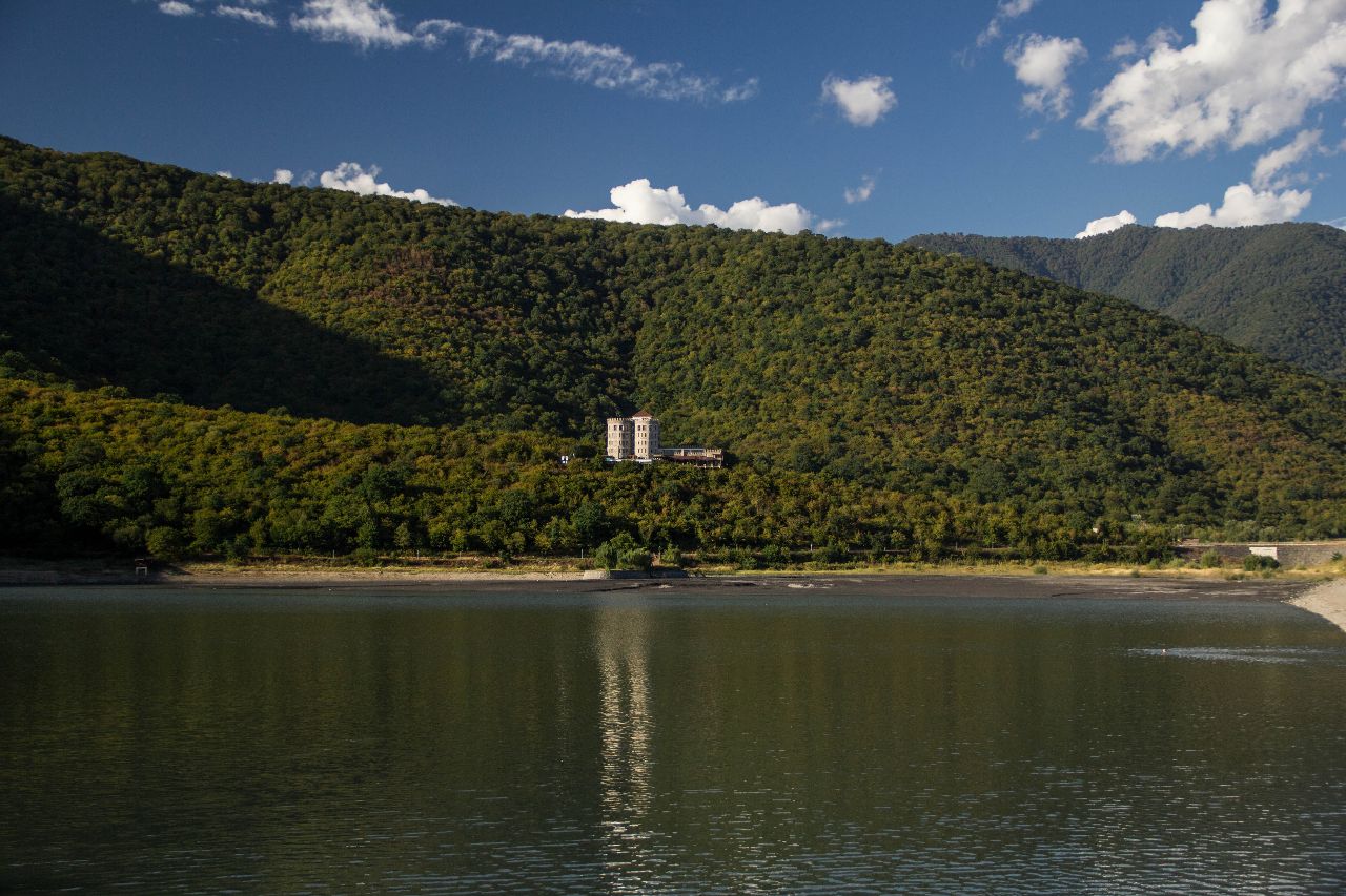 искусственное озеро в Кахетии Тбилиси, Грузия