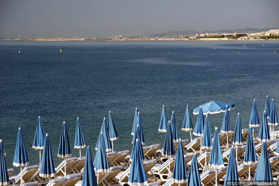 Пляжные зонтики Ниццы Ницца, Франция