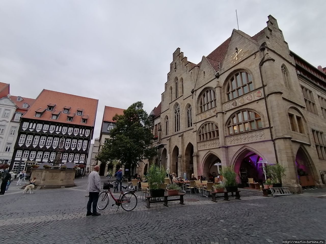 Ратуша, фонтан Роланда  и городская таверна