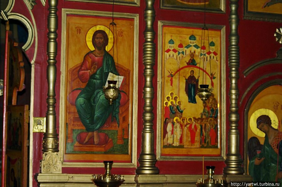Монах Феодосий открыл для нас церковь, где мы смогли увидеть довольно богатое, яркое, роскошное убранство.