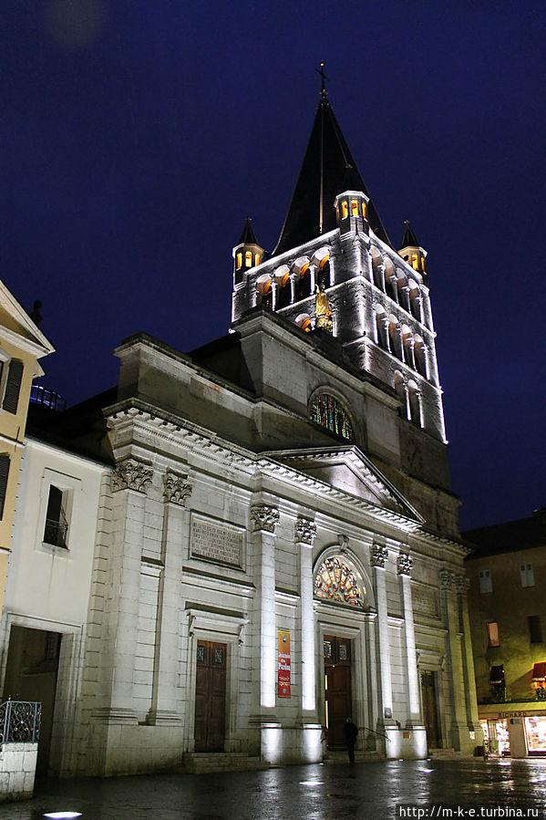 Церковь Нотр Дам на одноименной площади Анси, Франция