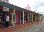 Багамский рынок (город Фрипорт). Здесь представлена типичная для Багам архитектура — жители красят дома в разные цвета.