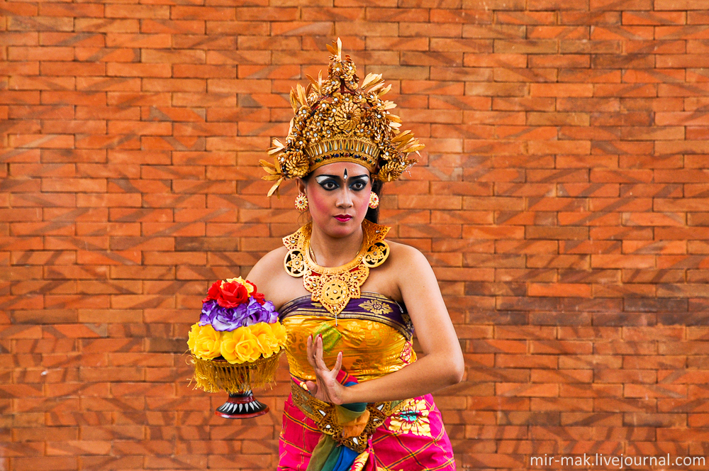 Красоту балийским танцам придают не только движения телом, но и выразительные движения глаз танцовщиц. Для этого глаза девушек специально выделены ярким макияжем. Бали, Индонезия