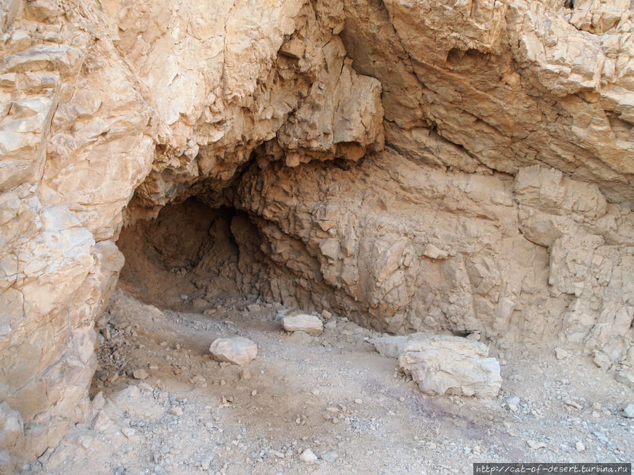 Много углублений, напоминающих входы в пещеры, но большинство из них не глубже пары метров. Кумран, Израиль