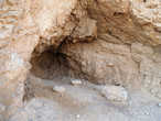 Много углублений, напоминающих входы в пещеры, но большинство из них не глубже пары метров.