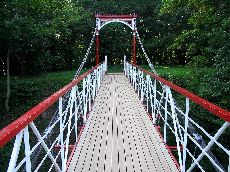 Подвесной мост у развалин замка Вильянди, Эстония