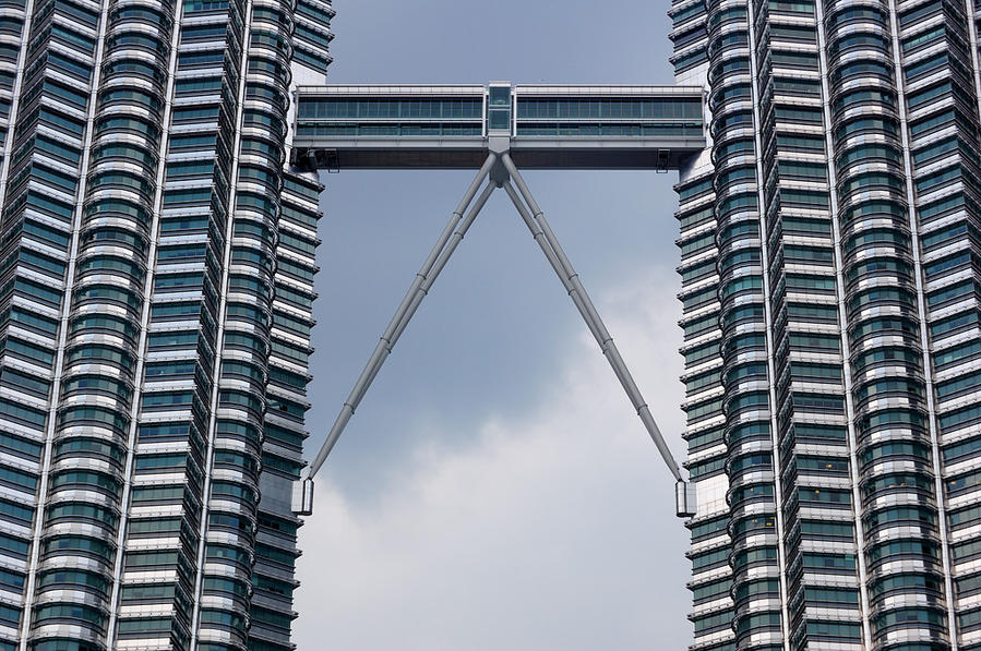 Sky Bridge — на этот мостик между башнями-близнецами водят туристов Куала-Лумпур, Малайзия