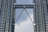 Sky Bridge — на этот мостик между башнями-близнецами водят туристов