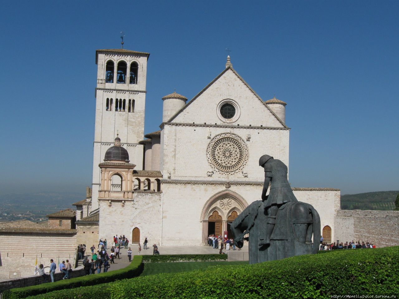 Пешеходный маршрут в историческом  центре Assisi Ассизи, Италия