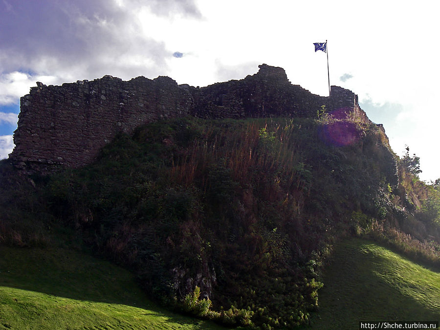 Над черными водами Лох-Несса, крепость Уркухарт Друмнадрочит, Великобритания