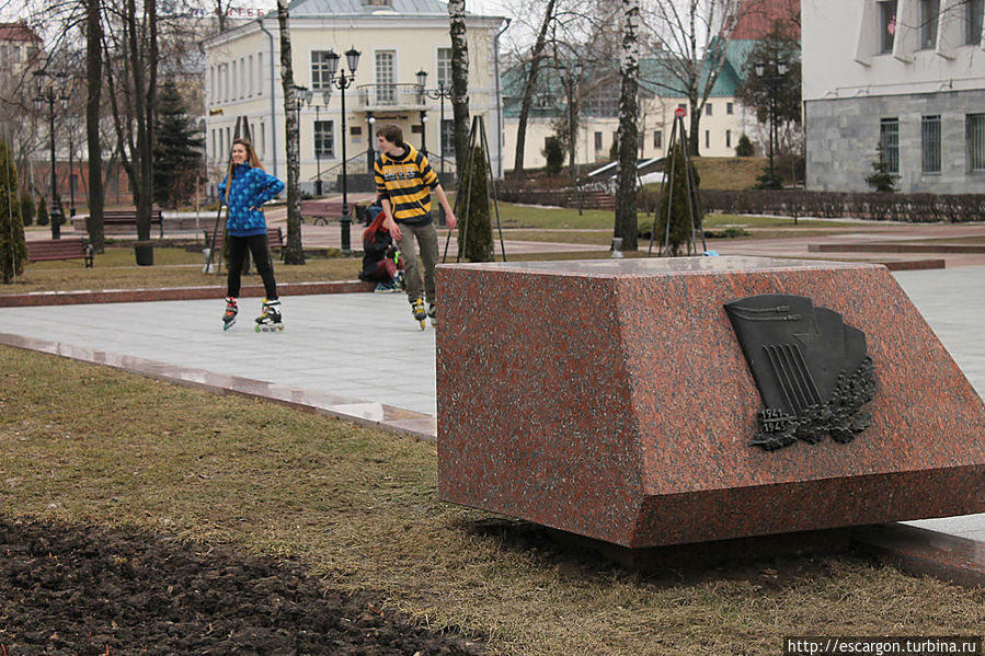 Здесь же стоит и памятник герою Великой Отечественной войны.. Витебск, Беларусь
