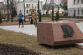 Здесь же стоит и памятник герою Великой Отечественной войны..