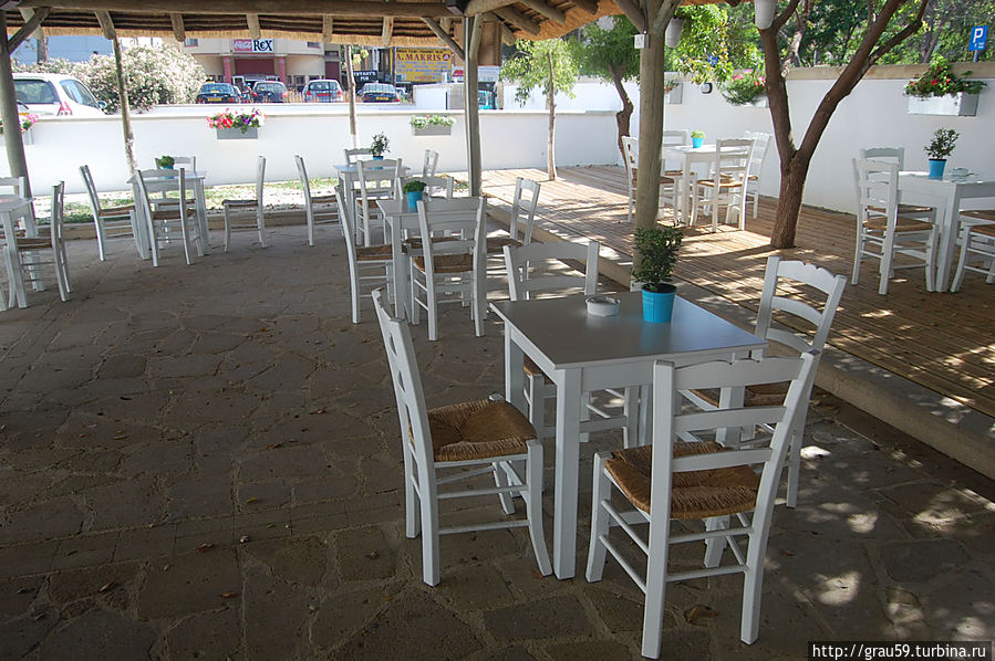 Кафе во дворе музея Ларнака, Кипр