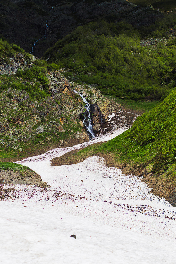 Ручейки бегут с гор, вода течет прям под снегом. Самегрело-Земо-Сванети, Грузия