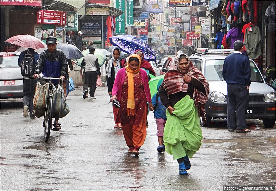 На улицах Катманду идет дождь Катманду, Непал