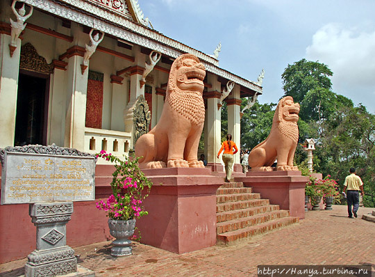 Ват Пном, или Храм на горе. Вход в вихару со сторожащими его львами чинти. Фото из интернета
