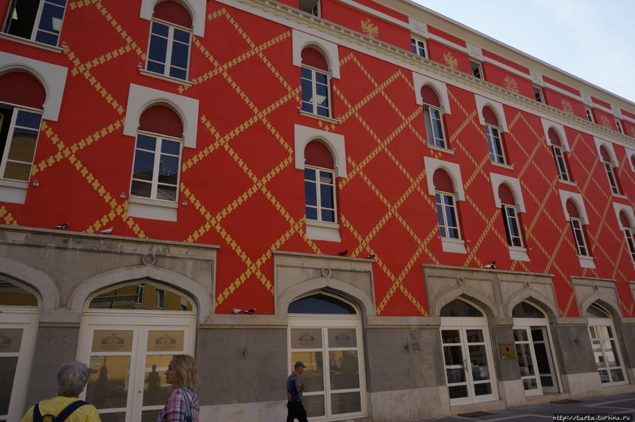 «Лицо» и яркие краски албанской столицы Тирана, Албания