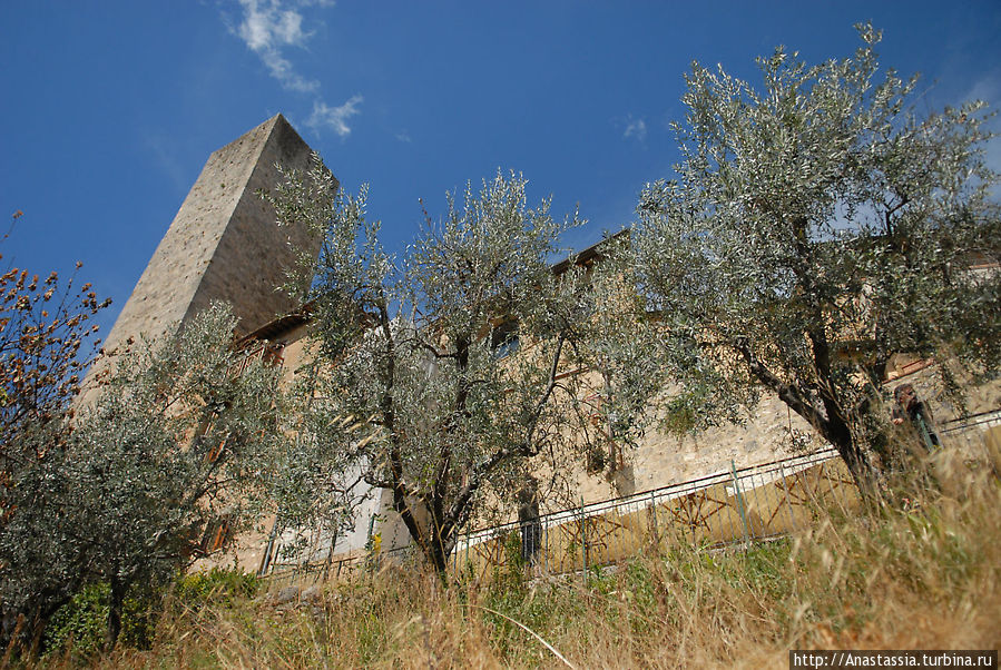 На самой высокой башне или со своей колокольни Сан-Джиминьяно, Италия