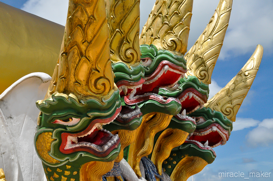 Также Будду охраняет и пятиглавый дракон. Краби, Таиланд