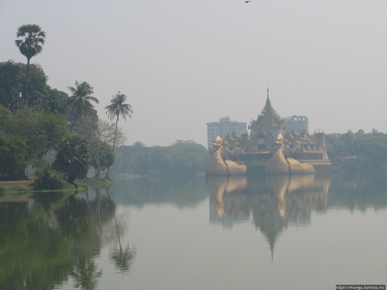 Озеро Kandawgyi Lake в Янгуне Янгон, Мьянма