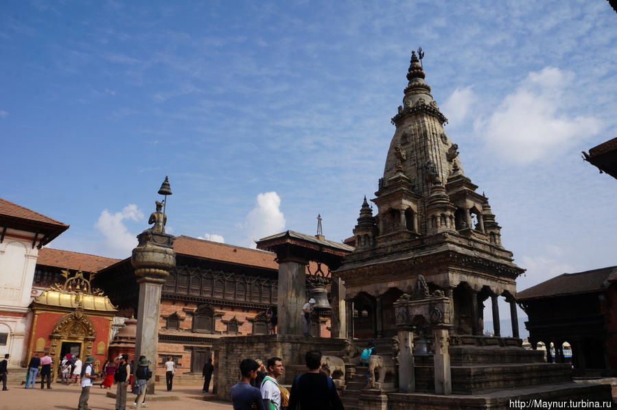 Храм  Ватсала  Дурга. Храм  знаменит   своим  колоколом,  который  в  народе  называют колокол  лающих  собак —  когда  он  начинает  звонить,  начинают  лаять  все  городские  собаки. Бхактапур, Непал
