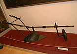 Однолемешный плуг, изготовлен из деталей оружия периода Гражданской войны. Подарок XII съезду РКП(б) от тульских оружейников, 1923 г.