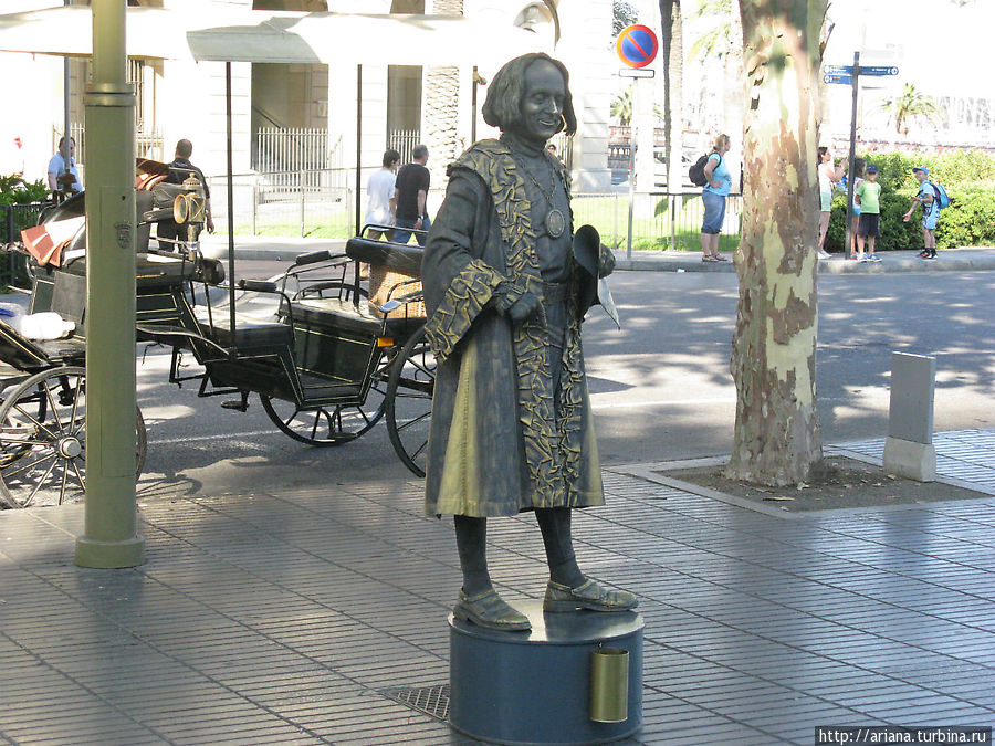 Живые статуи на Рамбле. Человек из прошлого Барселона, Испания