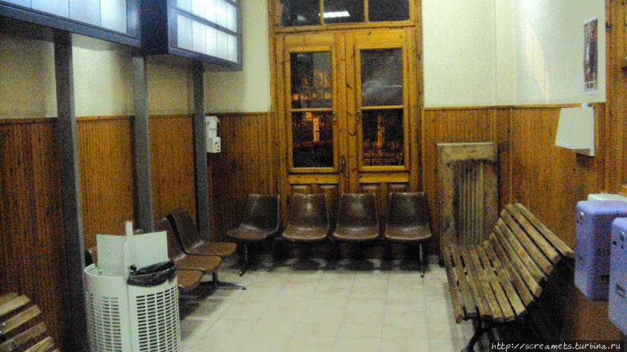 3) помещение ж/д вокзала в Катерини, где расположены кассы.