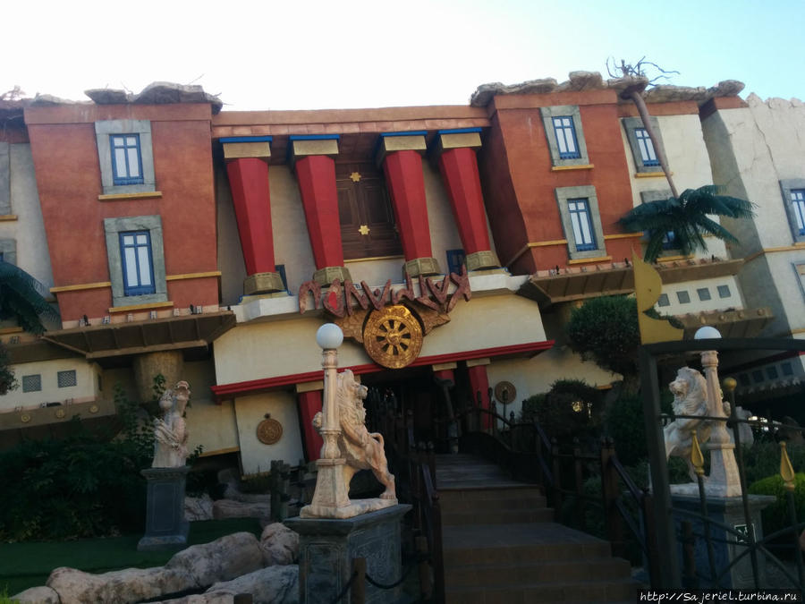 Перевернутый дом с приключениями внутри в Катманду :) Магалуф, остров Майорка, Испания