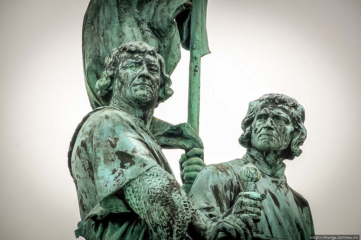 Памятник Яну Брейделю (мяснику) и Питеру де Конинку (ткачу) на Рыночной площади в Брюгге. Фото из интернета Брюгге, Бельгия