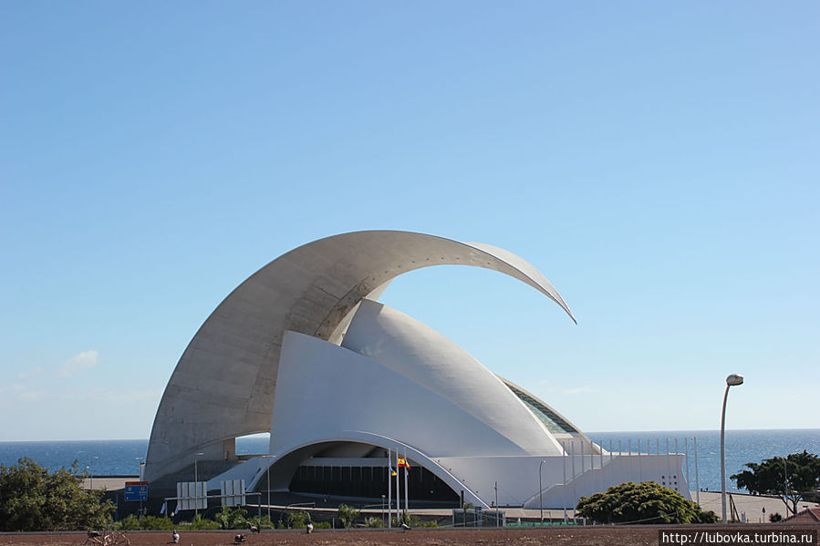 Здание концертного зала находится прямо на берегу океана. Другими соседями Аудиторио являются башни-близнецы Торрес-де-Санта-Крус. Санта-Крус-де-Тенерифе, остров Тенерифе, Испания