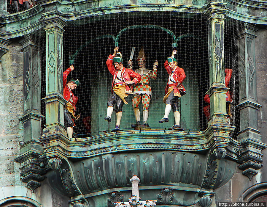 Самое известное представление в Мюнхене — куклы на Ратуше Мюнхен, Германия