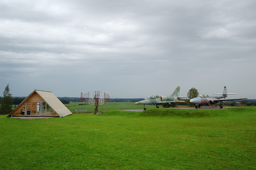 Вход в музей и стоящие рядом Л-39 и TS-11 Уезд Тартумаа, Эстония