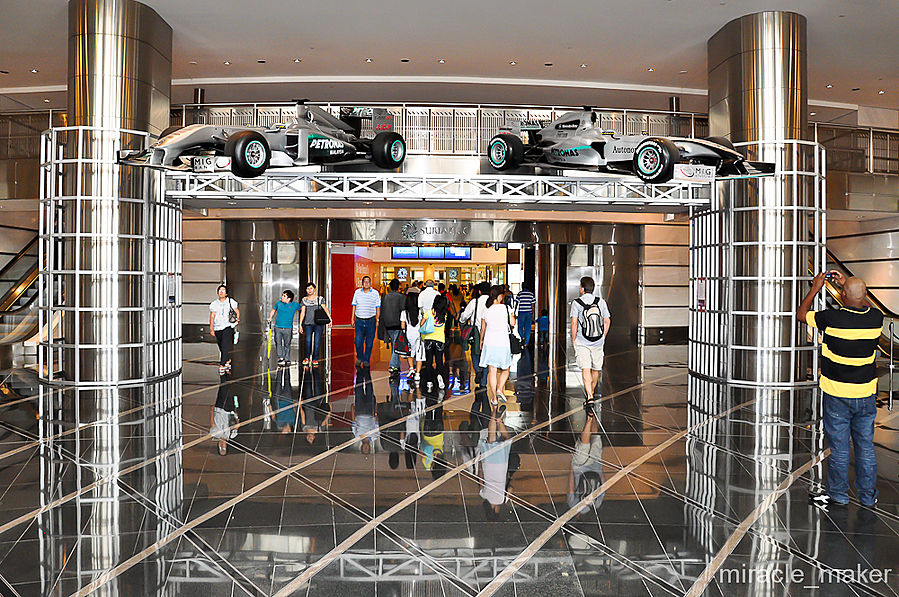 Корпорация Петронас также имеет свою команду в популярнейших гонках Формула 1. При входе выставлены два гоночных болида этой команды. Куала-Лумпур, Малайзия
