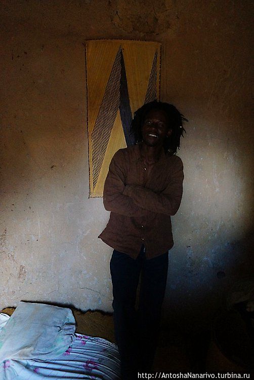 Джума в своей комнате. Кигали, Руанда