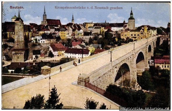 100 лет назад (во время выпуска открытки) мост назывался Кронпринценбрюкке, ныне — мост Мира. Мост соединяет новый и старый город. Баутцен, Германия