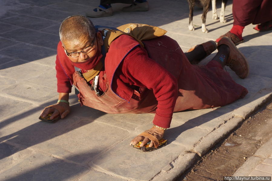 Ритуальный  обход  ступы  совершается  не  только  традиционным способом.  Чтобы  получить  более  сильное магическое  воздействие  ступы  на  себя  и  на  свою  жизнь,  некоторые  паломники  совершают  ее  обход  методом  простирания  по  земле.  Сначала  человек  ложится  на  землю,  затем  поднимается  и  становится  на  то  место,  к  которому  прикоснулся  лицом, затем  опять  ложится  и  т.д. Катманду, Непал