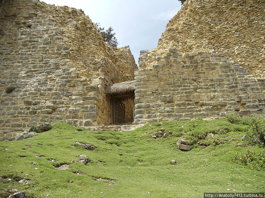 Крепость имеет три входа в крепость. Первый восточный вход в крепость. Чачапояс, Перу