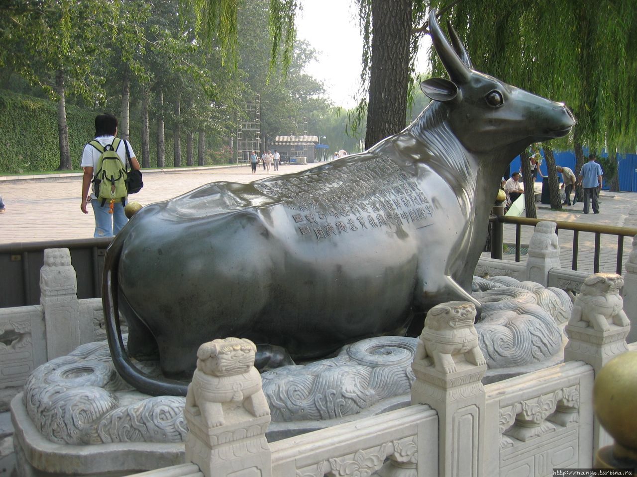 Парк Ихэюань. Бронзовый бык — страж и укротитель злых духов вод. Ранее статуя была позолочена Пекин, Китай