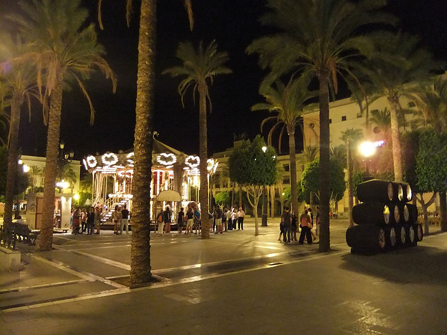 Пласа Ареналь — центр города. Даже поздним вечером здесь кипит веселье. Херес-де-ла-Фронтера, Испания