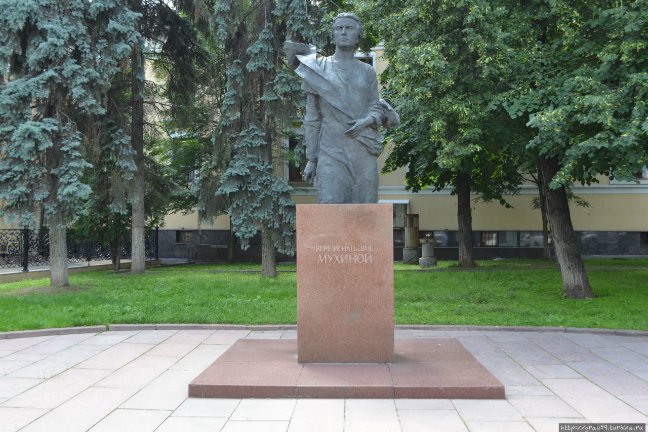 Памятник Мухиной / Monument to I. Mukhina