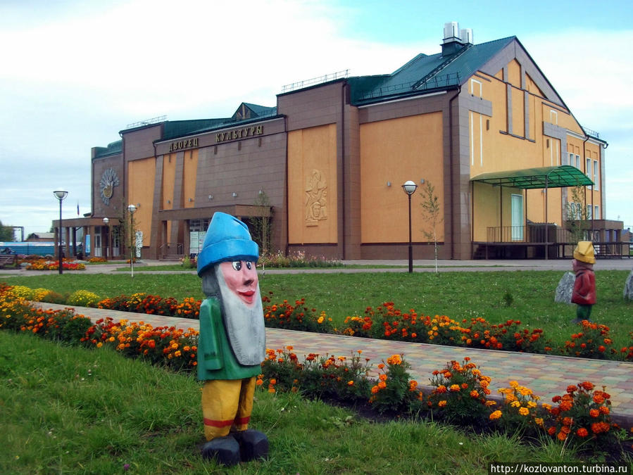 Городской Дом культуры и разбитый возле него парк Юбилейный в честь 70-летия Кемеровской области. Тайга, Россия