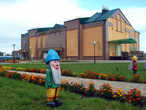 Городской Дом культуры и разбитый возле него парк Юбилейный в честь 70-летия Кемеровской области.