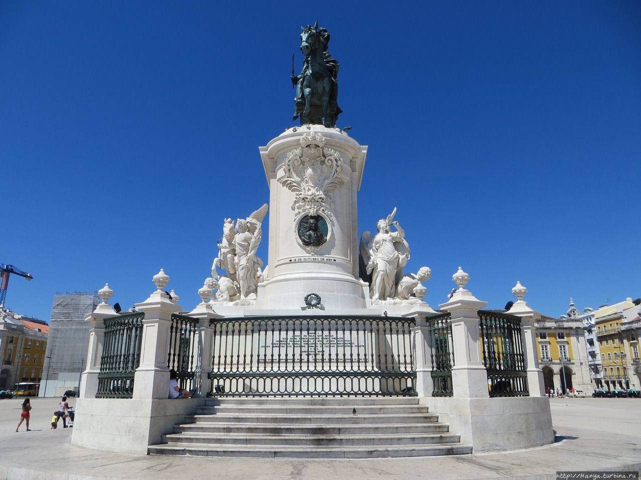 Конная статуя короля Д. Хосе I на Дворцовой площади Лиссабона. Из интернета