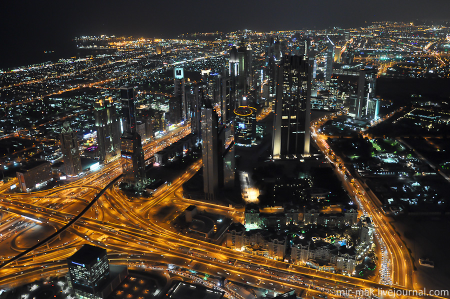 Ночью Дубай вспыхивает миллионом огней. Дубай, ОАЭ
