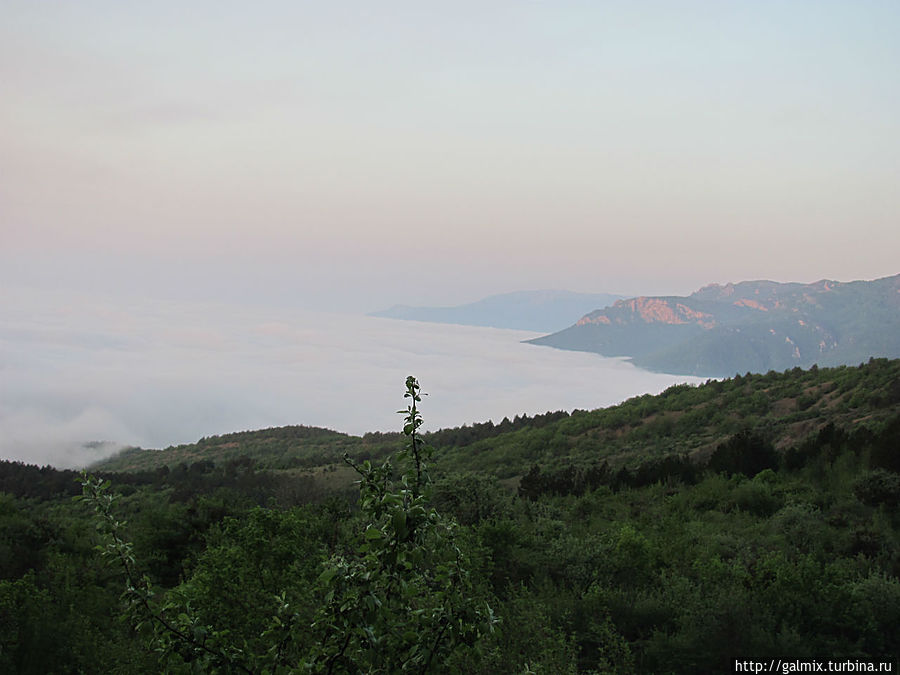 Утром на Нефан-Узень все холмы были покрыты облаками и поселок, расположенный на плоской вершине, канул в лета. Сосновка, Украина